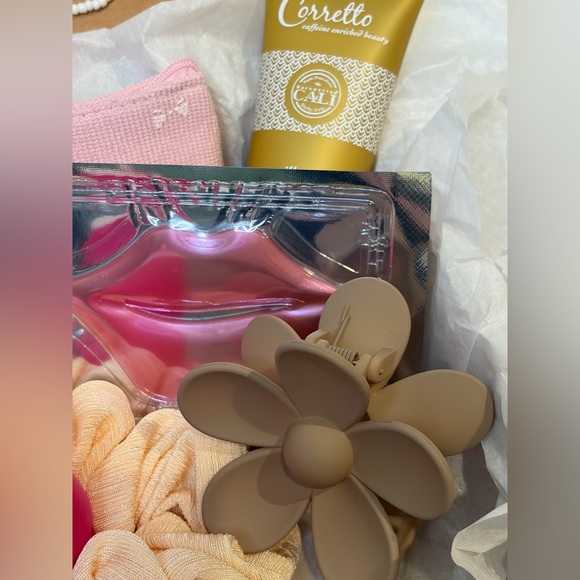 ✨ Pre-Teen & Teen Girls Gift Box – Ultimate Accessory + Self-Care Bundle ✨ - Picture 3 of 10